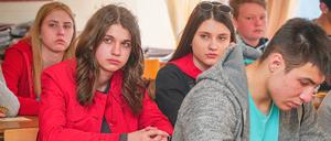 Studenten sitzen an der Universität in Russlands Region Samara an ihren Tischen. 