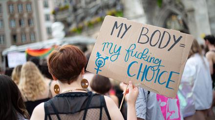 SlutWalk 2022 in München 350 Menschen beteiligten sich am 23.7.2022 in München am alljährlichen Slut Walk und demonstrierten gegen Sexismus, Victim Blaming und sexualisierte Gewalt. Der Slut Walk wurde zum ersten Mal 2011 veranstaltet, nachdem ein Polizist Opfern einer Vergewaltigung geraten hatte, sich nicht so schlampig anzuziehen. * 350 joined the yearly Slut Walk demonstration on July 23rd, 2022 in Munich, Germany to protest against sexism, victim blaming and sexualized violence. The first slut walk was organized in 2011 after a police officer told not to dress slutty to protect from rape. München Bayern Deutschland Copyright: xAlexanderxPohlx 