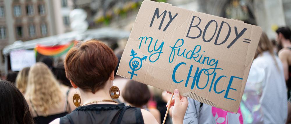 SlutWalk 2022 in München 350 Menschen beteiligten sich am 23.7.2022 in München am alljährlichen Slut Walk und demonstrierten gegen Sexismus, Victim Blaming und sexualisierte Gewalt. Der Slut Walk wurde zum ersten Mal 2011 veranstaltet, nachdem ein Polizist Opfern einer Vergewaltigung geraten hatte, sich nicht so schlampig anzuziehen. * 350 joined the yearly Slut Walk demonstration on July 23rd, 2022 in Munich, Germany to protest against sexism, victim blaming and sexualized violence. The first slut walk was organized in 2011 after a police officer told not to dress slutty to protect from rape. München Bayern Deutschland Copyright: xAlexanderxPohlx