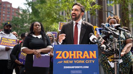 Zohran Mamdani gibt in New York ein Statement ab.