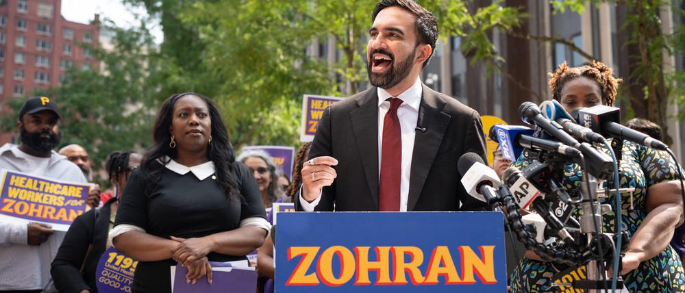 Zohran Mamdani gibt in New York ein Statement ab.