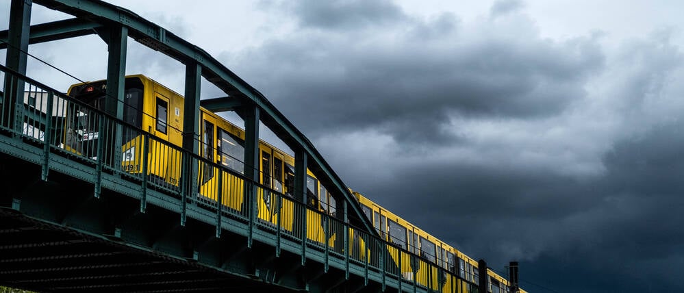 Dunkle Gewitterwolken über dem U-Bahnviakukt auf der Schönhauser Allee in Berlin-Prenzlauer Berg.