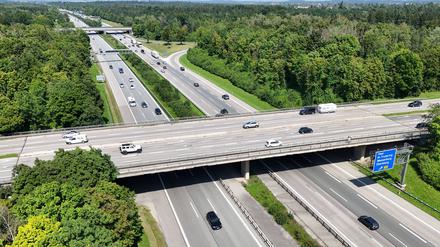 Geplanter Abriss der maroden Autobahnbrücke bei Haar über die Autobahn A99 wird zu einer Mega-Baustelle. Im Jahre 2026 erfolgt der Abriss, sobald die geplante Behelfsbrücke fertiggestellt ist. 