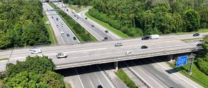 Geplanter Abriss der maroden Autobahnbrücke bei Haar über die Autobahn A99 wird zu einer Mega-Baustelle. Im Jahre 2026 erfolgt der Abriss, sobald die geplante Behelfsbrücke fertiggestellt ist. 