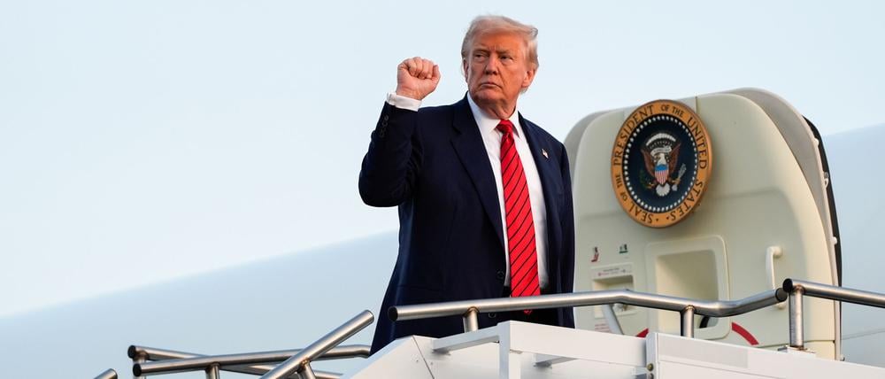 US-Präsident Donald Trump gestikuliert, während er am Lehigh Valley International Airport an Bord der Air Force One geht.