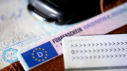 Weißes Pulver auf der Plastikkarte hat einem Autofahrer viel Ärger eingebrockt. (Symbolfoto) 