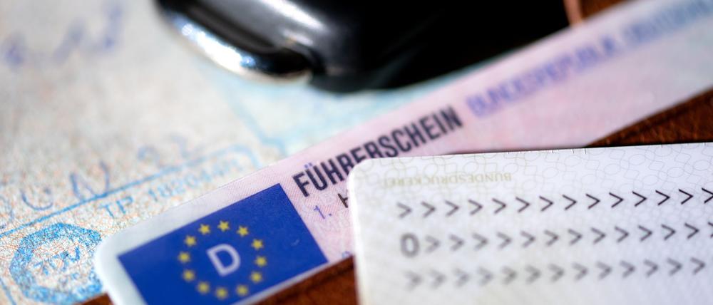 Weißes Pulver auf der Plastikkarte hat einem Autofahrer viel Ärger eingebrockt. (Symbolfoto)