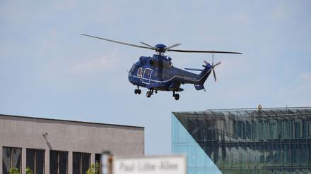 Ein Hubschrauber der Bundespolizei landet vor dem Kanzleramt vor der Teilnahme des ukrainischen Präsidenten Selenskyj an virtuellen Beratungen europäischer Staats- und Regierungschefs mit Blick auf das Treffen von US-Präsident Trump und dem russischen Präsidenten Putin.