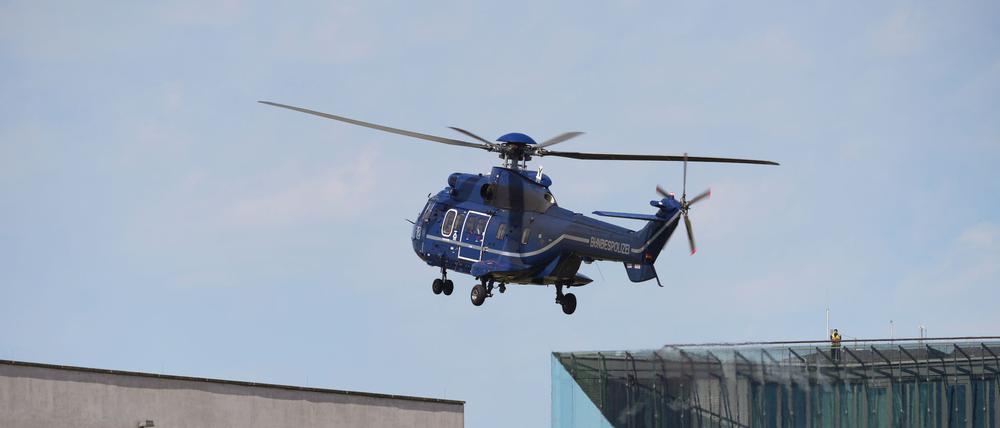 Ein Hubschrauber der Bundespolizei landet vor dem Kanzleramt vor der Teilnahme des ukrainischen Präsidenten Selenskyj an virtuellen Beratungen europäischer Staats- und Regierungschefs mit Blick auf das Treffen von US-Präsident Trump und dem russischen Präsidenten Putin.