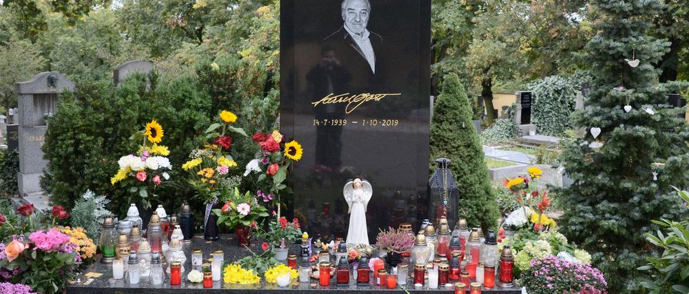 Am Grab des tschechischen Sängers Karel Gott auf dem Malvazinky-Friedhof stehen frische Blumen und brennende Kerzen. (Archivbild)