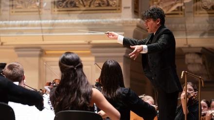 Elias Grandy dirigiert das Nationaal Jeugdorkest aus den Niederlanden beim Young Euro Classic-Festival.