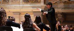 Elias Grandy dirigiert das Nationaal Jeugdorkest aus den Niederlanden beim Young Euro Classic-Festival.