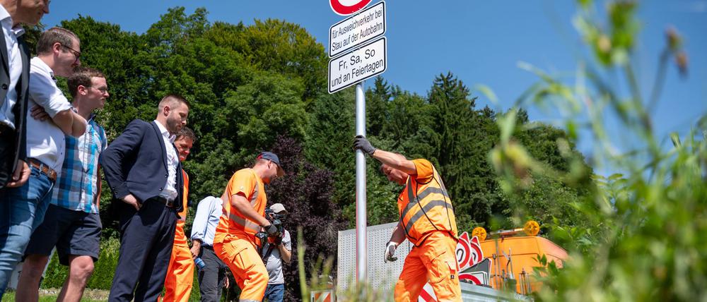 Bei Stau muss man künftig auf der Autobahn bleiben: Zum ersten Mal in Deutschland gibt es im Landkreis Rosenheim künftig Durchfahrtsverbote für den Ausweichverkehr.