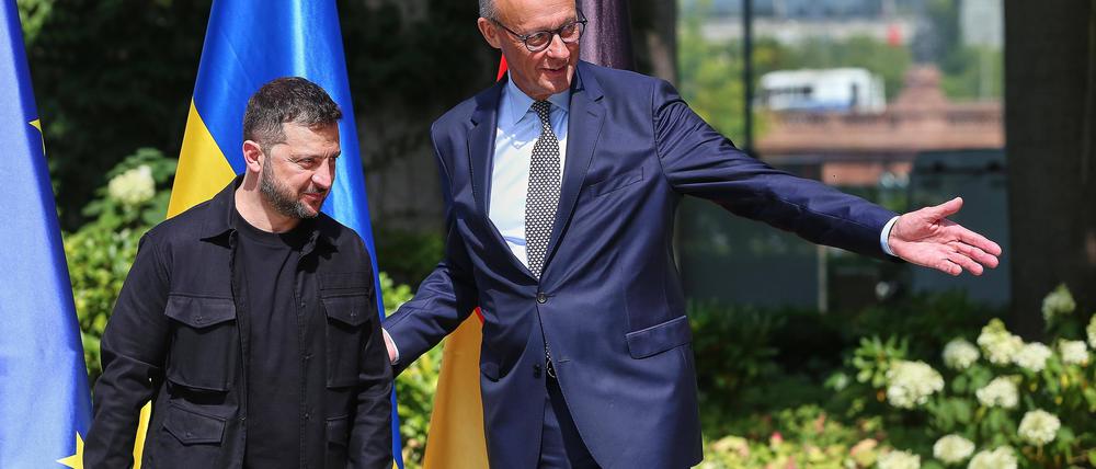 Bundeskanzler Friedrich Merz begrüßt den ukrainischen Präsidenten Wolodymyr Selenskyj im Garten des Bundeskanzleramtes.