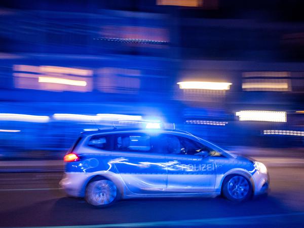 Streifenwagen der Berliner Polizei fährtmit Blaulicht zu einem Einsatz durch Berlin. (Symbolbild)