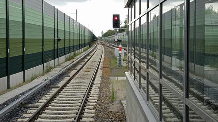 Hohe Schallschutzwände, kaum Möglichkeiten zur Querung: Die Dresdner Bahn durchzieht Berlin-Lichtenrade.