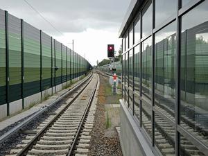 Hohe Schallschutzwände, kaum Möglichkeiten zur Querung: Die Dresdner Bahn durchzieht Berlin-Lichtenrade.