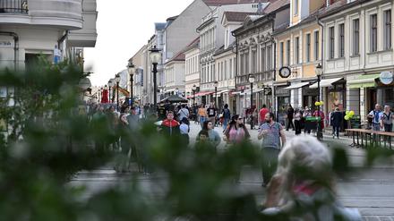 Menschen schlendern durch die Brandenburger Straße in Potsdam.