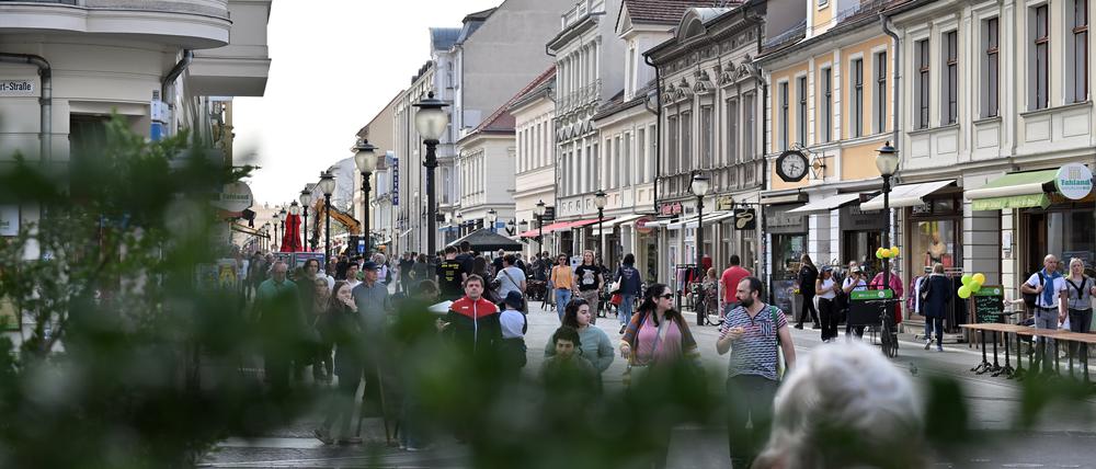 Menschen schlendern durch die Brandenburger Straße in Potsdam.