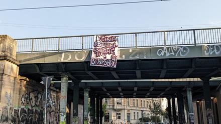 Ein Transparent am Bahnhof Babelsberg spricht sich gegen eine Polizeiwache im Stadtteil aus. 