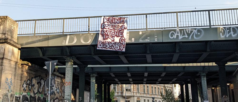 Ein Transparent am Bahnhof Babelsberg spricht sich gegen eine Polizeiwache im Stadtteil aus. 