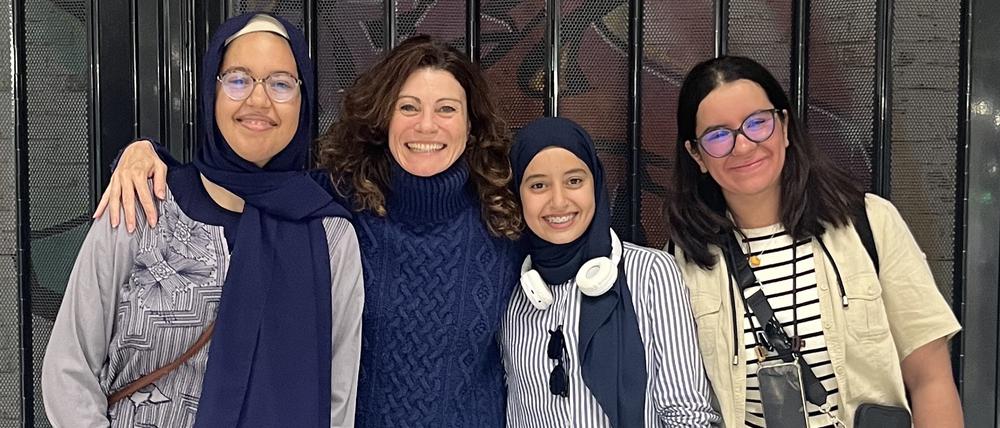 Motivierendes Empowerment. Andrea Bury mit Stipendiatinnen. Simane, mit Kopfhörern, steht direkt neben ihr. Ganz links Alaa, rechts Aya.