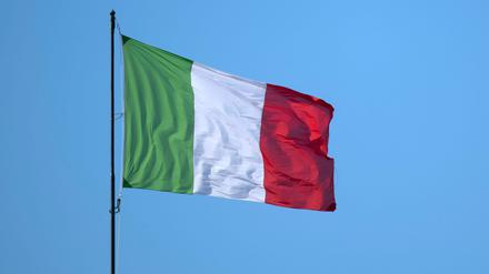 Auf dem Turm des Altbaus des Quirinalspalastes ist die Flagge Italiens zu sehen (Symbolbild).
