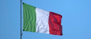 Auf dem Turm des Altbaus des Quirinalspalastes ist die Flagge Italiens zu sehen (Symbolbild).