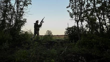 Ein ukrainischer Soldat an der Front bei Pokrowsk. Nördlich der Großstadt ist russischen Kämpfern vor einigen Tagen ein massiver Vormarsch gelungen. 