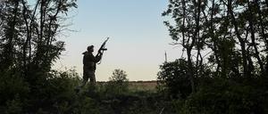 Ein ukrainischer Soldat an der Front bei Pokrowsk. Nördlich der Großstadt ist russischen Kämpfern vor einigen Tagen ein massiver Vormarsch gelungen. 