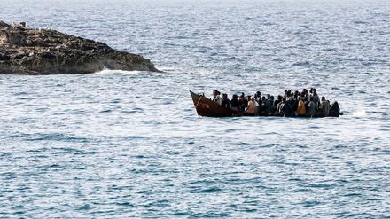 Migranten kommen am Hafen der Insel Lampedusa an (Symbolbild).
