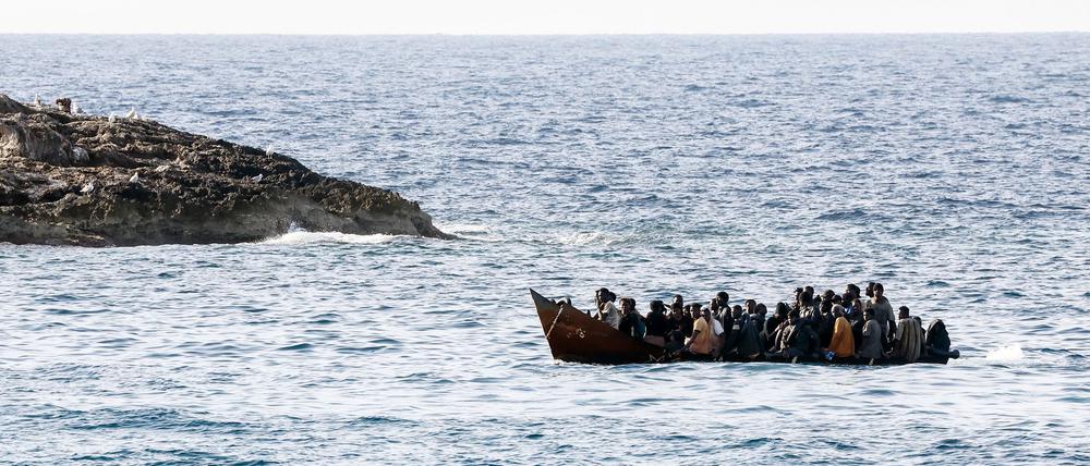 Migranten kommen am Hafen der Insel Lampedusa an (Symbolbild).