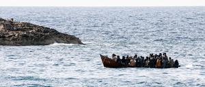 Migranten kommen am Hafen der Insel Lampedusa an (Symbolbild).