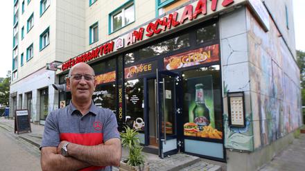 Neues Restaurant am Schlaatz Potsdam. Im ehemaligen "Full House" hat ein neues Lokal eröffnet. Ahmet Dumlu (Foto), der auch einen Dönerladen betreibt, bietet im "Café und Biergarten Am Schlaatz" arabische Küche im Wohngebiet.
