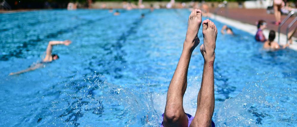 Ein Mann springt im Sommerbad Kreuzberg ins Becken. (Archivbild)