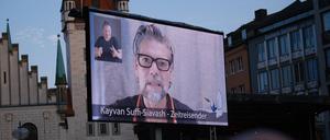 Der als Ken Jebsen bekannt gewordene Redner wird bei einer Kundgebung in  München per Video zugeschaltet.