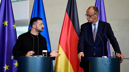 Wolodymyr Selenskyj und Friedrich Merz bei einem Pressestatement in Berlin.