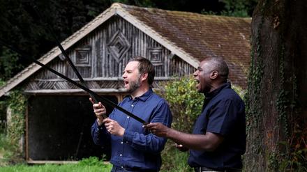 US-Vizepräsident JD Vance (l) angelt mit dem britischen Außenminister David Lammy an einem See auf dem Gelände des Chevening House in Kent.