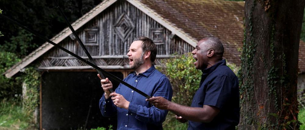 US-Vizepräsident JD Vance (l) angelt mit dem britischen Außenminister David Lammy an einem See auf dem Gelände des Chevening House in Kent.