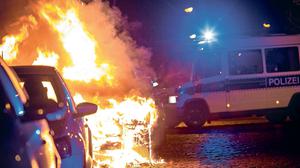 Ein Auto steht in Berlin in Flammen. (Symbolbild)