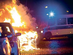 Ein Auto steht in Berlin in Flammen. (Symbolbild)
