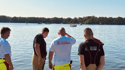 Die Berliner Feuerwehr sucht am Tegeler See bei einem Rettungseinsatz am Mittwochnachmittag nach einer vermissten Person.