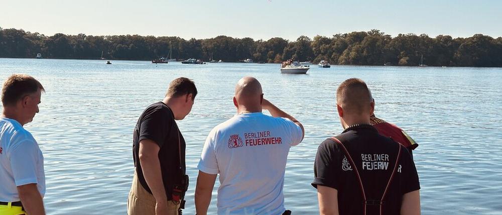 Die Berliner Feuerwehr sucht am Tegeler See bei einem Rettungseinsatz am Mittwochnachmittag nach einer vermissten Person.