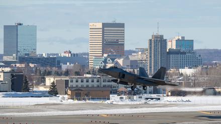 Ein F-22 Raptor fliegt vor Anchorage vorbei, als er auf der Joint Base Elmendorf-Richardson landet (Symbolbild).