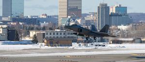 Ein F-22 Raptor fliegt vor Anchorage vorbei, als er auf der Joint Base Elmendorf-Richardson landet (Symbolbild).