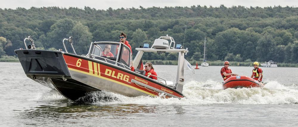 Tauchteams von DLRG, Polizei und Feuerwehr suchten den vermissten Menschen. (Symbolbild)