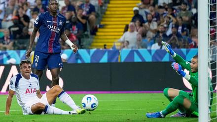 Paris-Torwart  Lucas Chevalier beim Gegentor zum 0:1 durch den ehemaligen Wolfsburger Micky van de Ven.
