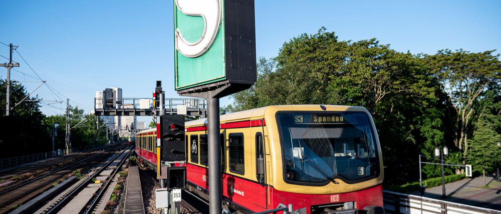 Probleme mit der Stellwerktechnik führen derzeit immer wieder zu Ausfällen und Verspätungen auf der Berliner Stadtbahn. (Archivbild)