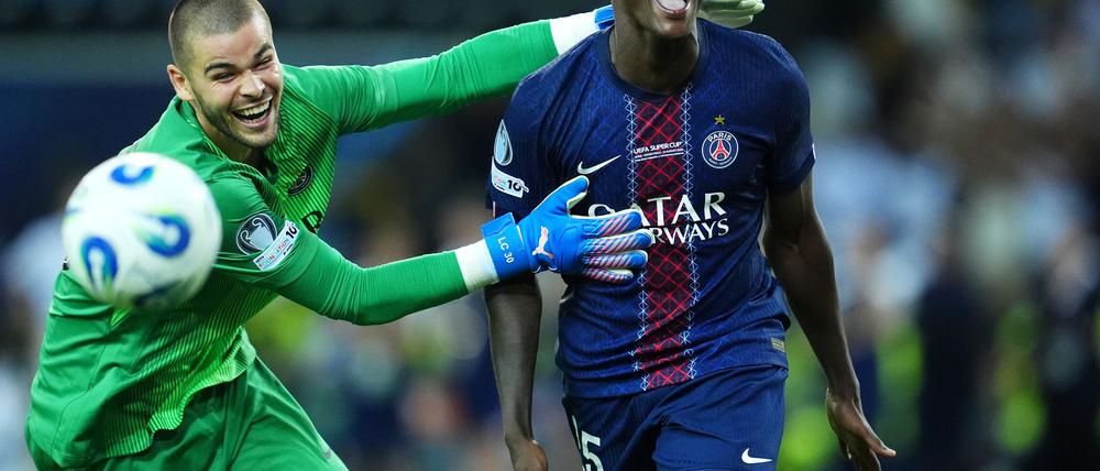 Torwart Lucas Chevalier (l) und Nuno Mendes von Paris Saint-Germain feiern den Supercup-Sieg gegen Tottenham Hotspur.