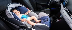 Puppe sitzt für Testzwecke in einem Kindersitz eines SUVs. In dem Auto sind Sensoren verbaut, um den Hitzetod von Kindern in Fahrzeugen zu verhindern. 